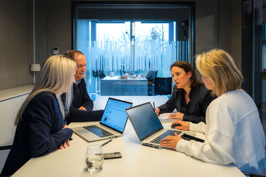 Trainers van bestburo zijn in overleg met elkaar.