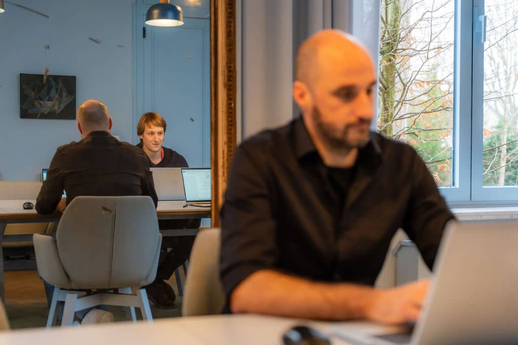 Medewerker aan het werk met Microsoft 365